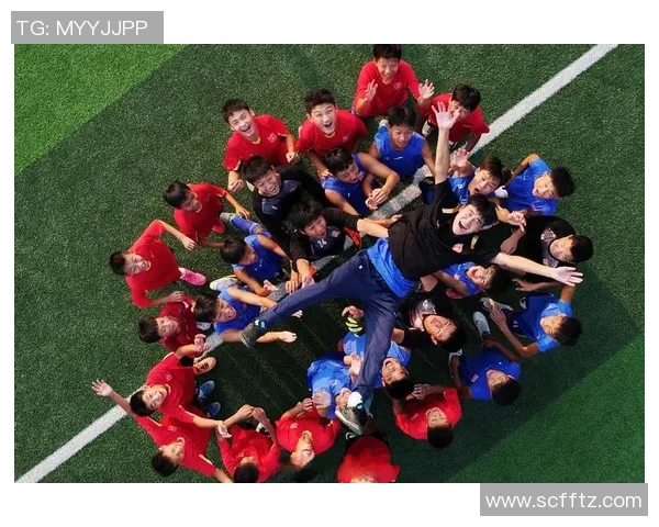 热爱足球的新疆少年们在绿茵场上追逐梦想展现激情与风采