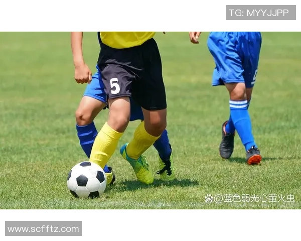 踢足球收工后的欢笑与友谊：一场球赛带来的温暖与感动